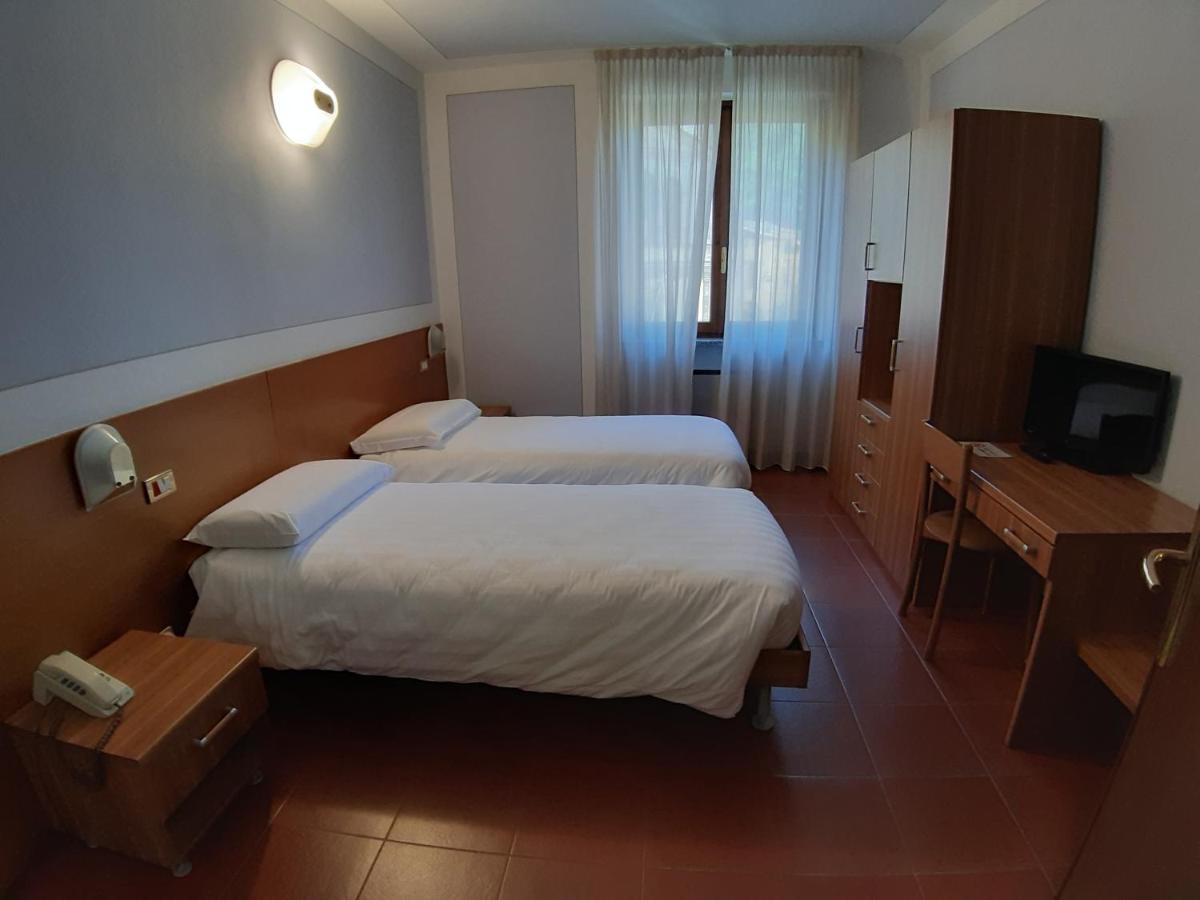 Hotel Ristorante Centrale Vestone ภายนอก รูปภาพ