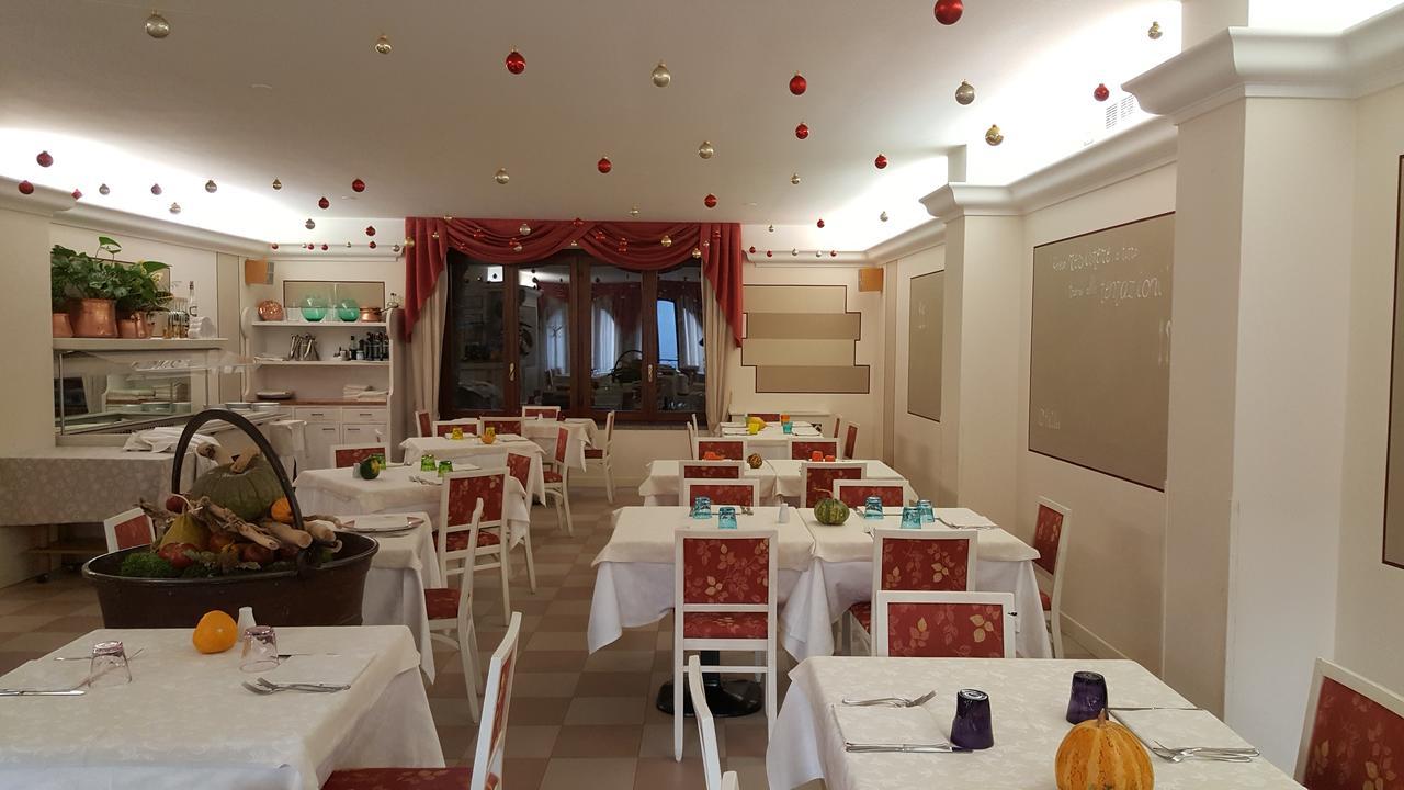Hotel Ristorante Centrale Vestone ภายนอก รูปภาพ
