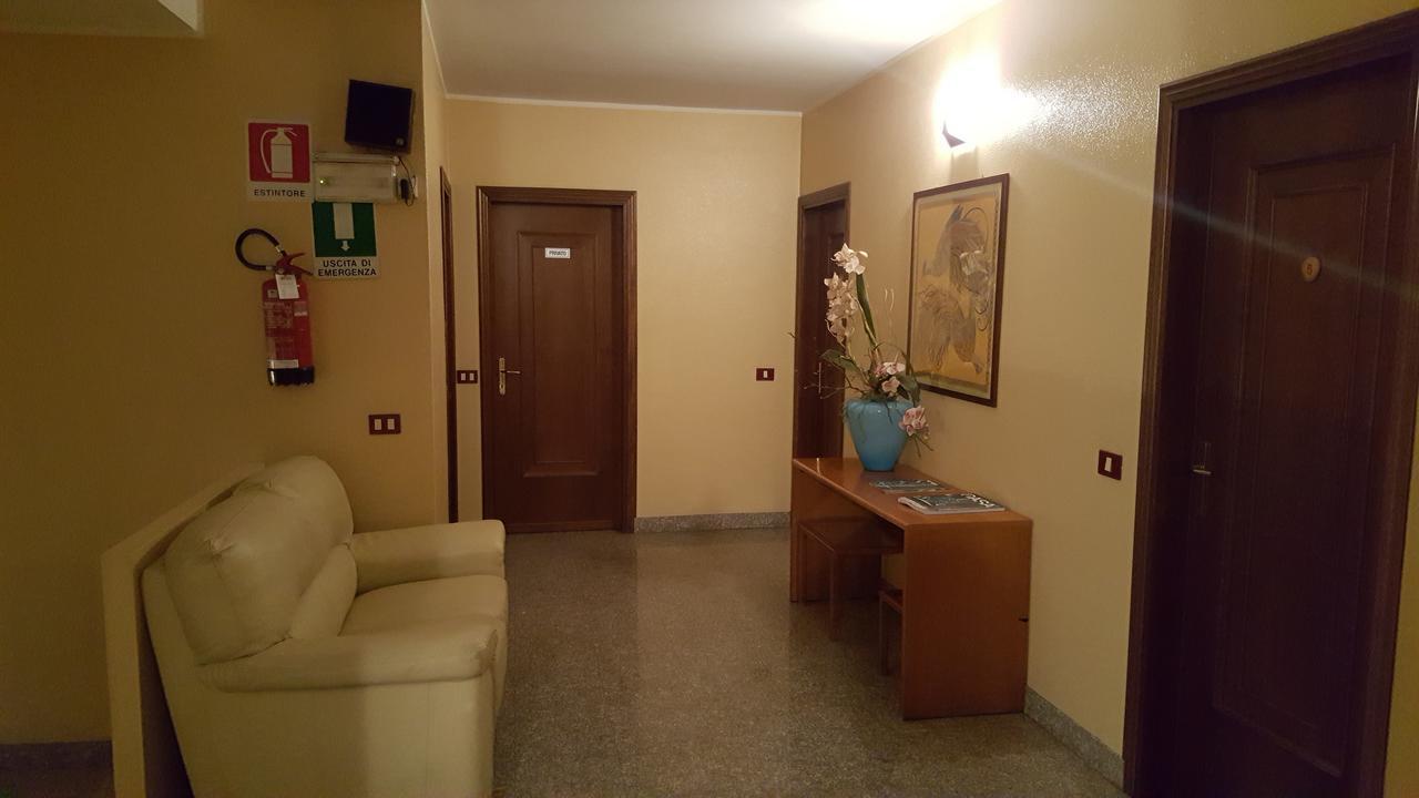 Hotel Ristorante Centrale Vestone ภายนอก รูปภาพ