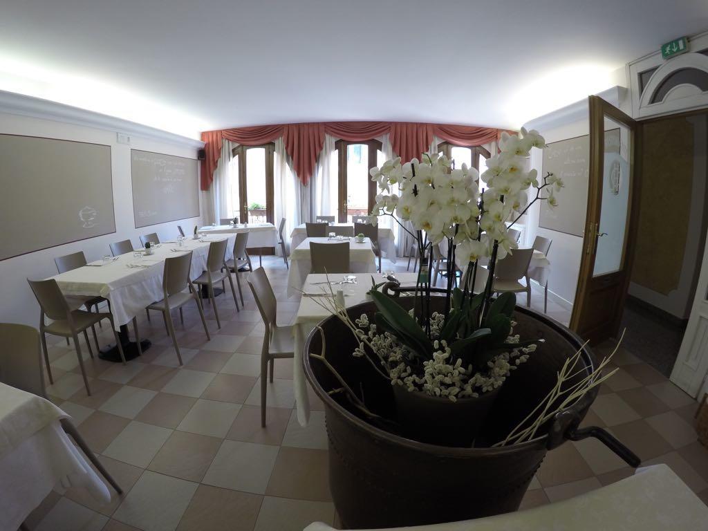 Hotel Ristorante Centrale Vestone ภายนอก รูปภาพ
